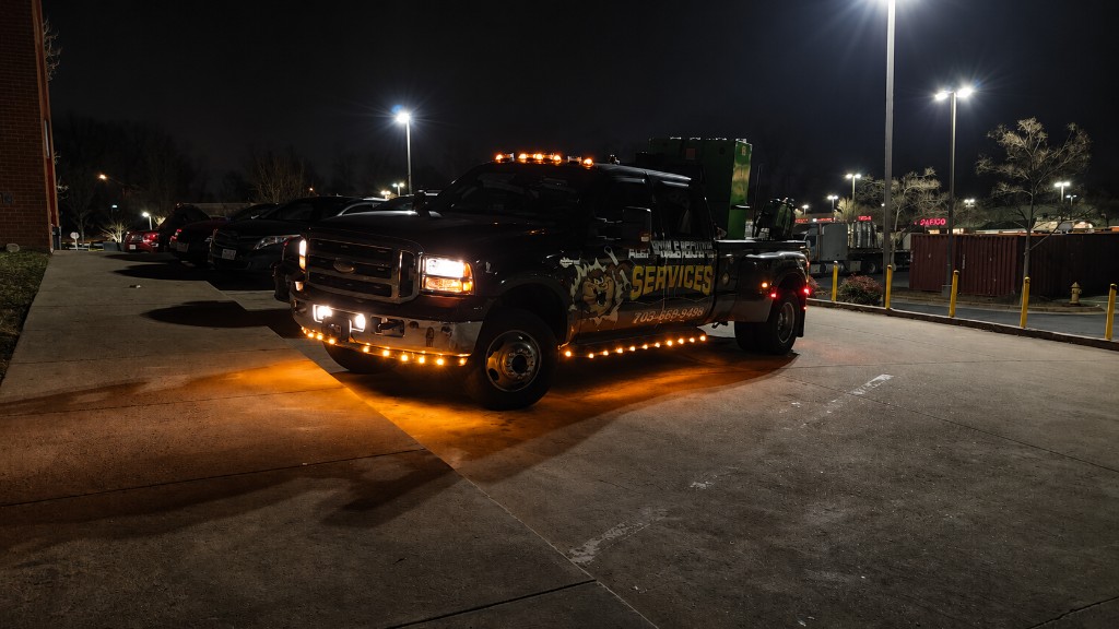 Camioneta de servicio Alex Mobile con luces LED de noche